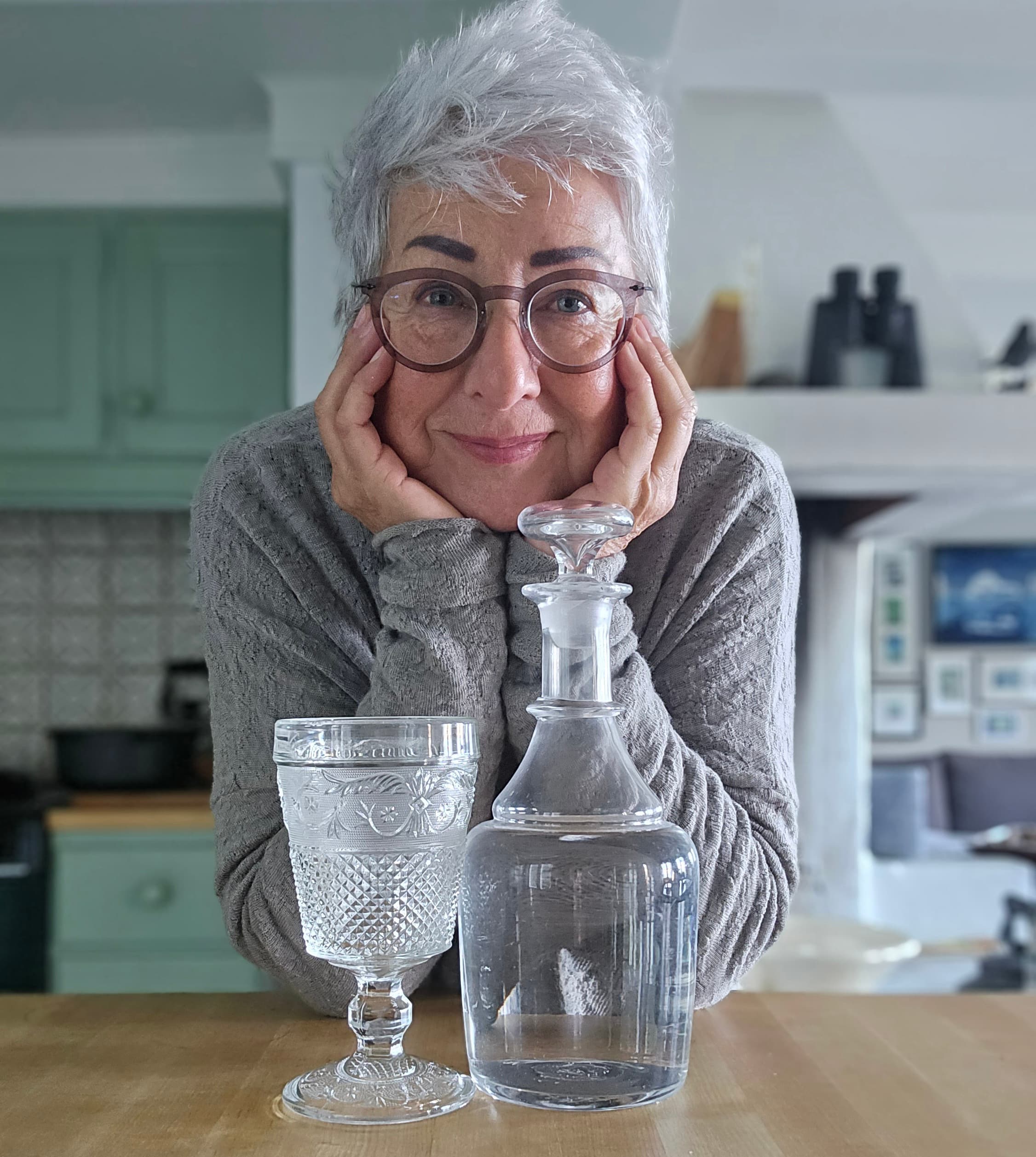 Kaldt havvann på føttene, rent temperert vann i kroppen 